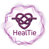 HealTie Logo. In der Farbe Beere, ein Energiering im Inneren ein Knotenherz und dem Wort HealTie.