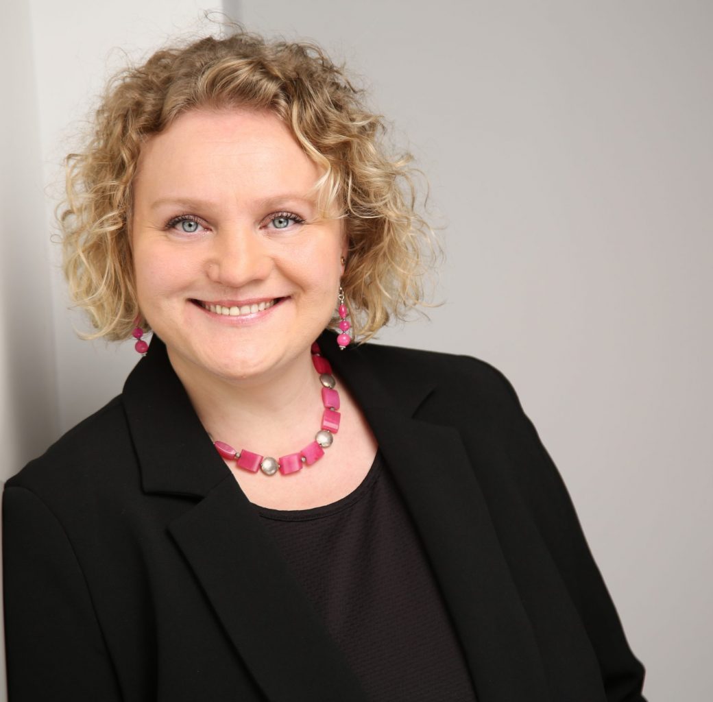 Porträt von: Inhaberin Oxana Schau. Beraterin, Trainerin, Kursleiterin und Massagetherapeutin bei HealTie - löse den Knoten.